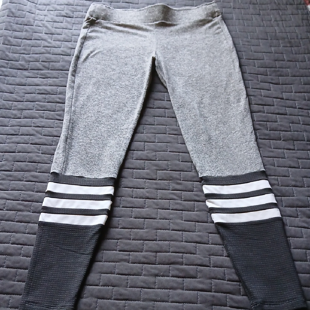 Bombshell Sportswear Gray and Black Color-Blocked Leggings